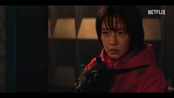 진행요원 강노을(사진·박규영 분)은 박경석(이진욱 분)의 딸을 지키기 위해 탈락자인 경석을 탈출시킨다. 넷플릭스 제공