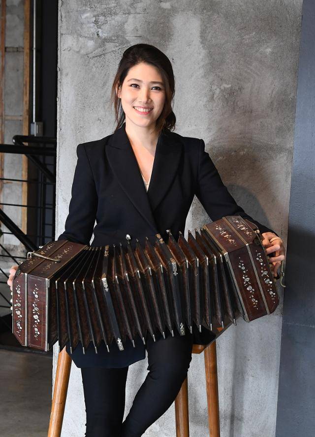 반도네온 연주자 고상지씨가 19일 서울 서대문구의 한 카페에서 악기를 들고 포즈를 취하고 있다. 한국일보 자료사진