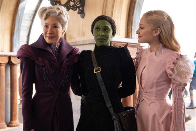 영화 '위키드' 속 마담 모리블(양자경·왼쪽부터)과 엘파바(신시아 에리보), 글린다(아리아나 그란데). 유니버설픽쳐스 제공
