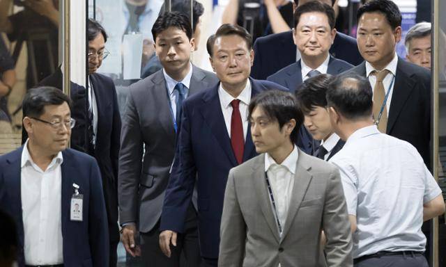 윤석열(가운데) 전 대통령이 9일 서울 서초구 서울중앙지법에서 열린 직권남용 등 혐의 영장실질심사(구속 전 피의자 심문)를 마친 뒤 대기 장소인 서울구치소로 이동하기 위해 법원을 나서고 있다. 그는 10일 구속됐다. 뉴시스