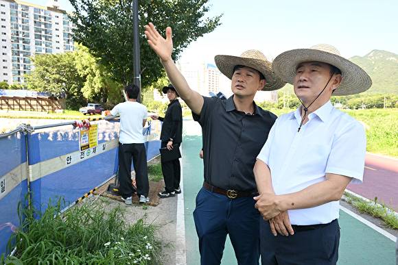 지난 10일 김동근 시장이 호원천 생태하천 복원사업 현장 확인을 하고 있다. [사진=의정부시]