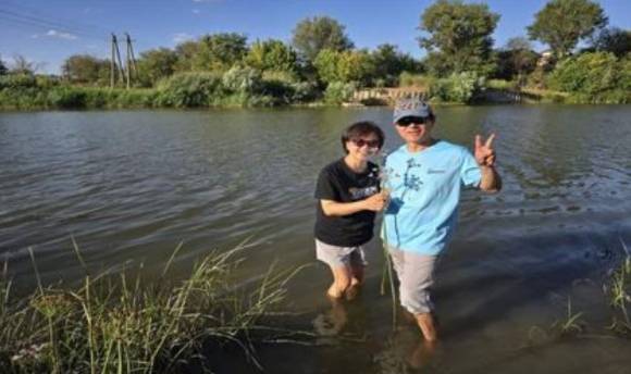 윤영선 전 관세청장 부부가 아스트라한 호텔 근처 볼가강 하류의 지류에서 사진을 찍고 있다. [사진=윤영선]