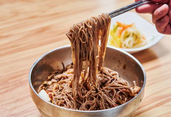 막국수의 주재료인 메밀은 다양한 건강 효능을 가진다. 사진은 강원도 춘천 막국수. [사진=nculture]