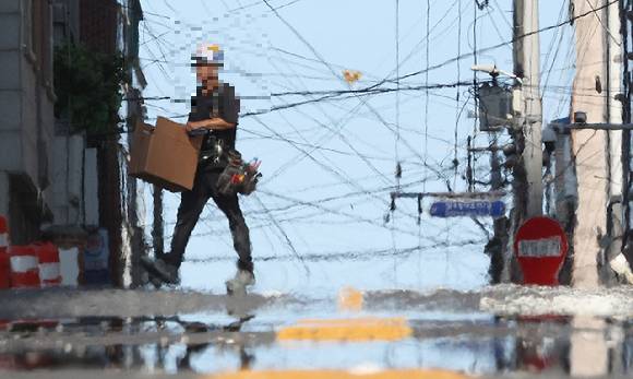 폭염이 계속되고 있는 가운데 한 공사장에서 근로자가 이동하고 있다. [사진=연합뉴스]