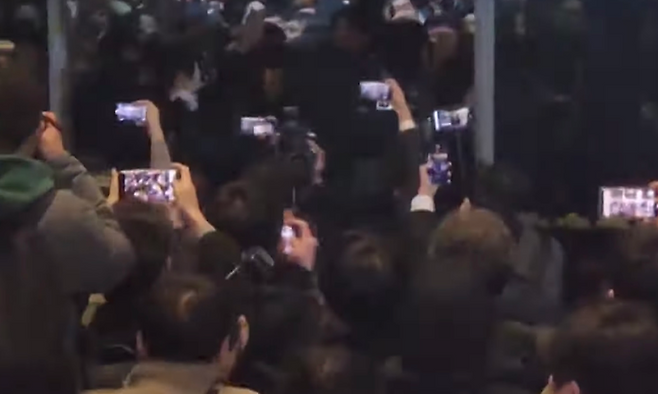 지난해 12월 3일 밤 비상계엄 선포 당시, 서울 여의도 국회 정문에서 계엄군이 국회 진입을 시도하는 모습. (SBS 캡처)