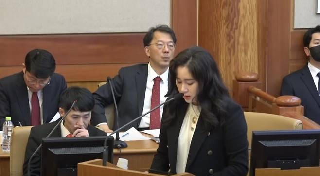 지난 2월 25일 윤석열 전 대통령 탄핵심판 변론 당시 대리인단으로 출석한 김계리 변호사가 최후 변론을 하고 있다. (SBS 캡처)