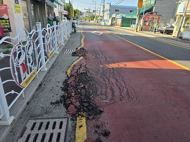 지난 7일 울산 북구의 한 도로가 폭염 속에 녹아내린 듯 파손됐다. 연합뉴스