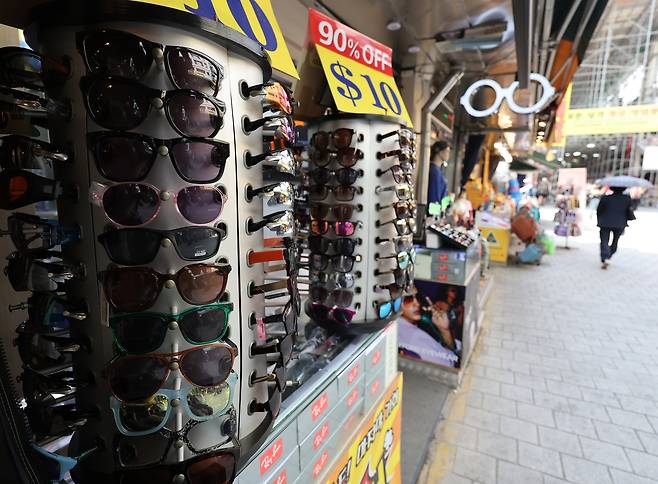 초여름 더위가 이어지던 지난달 초 서울 남대문시장에 선글라스가 진열돼 있다. 연합뉴스