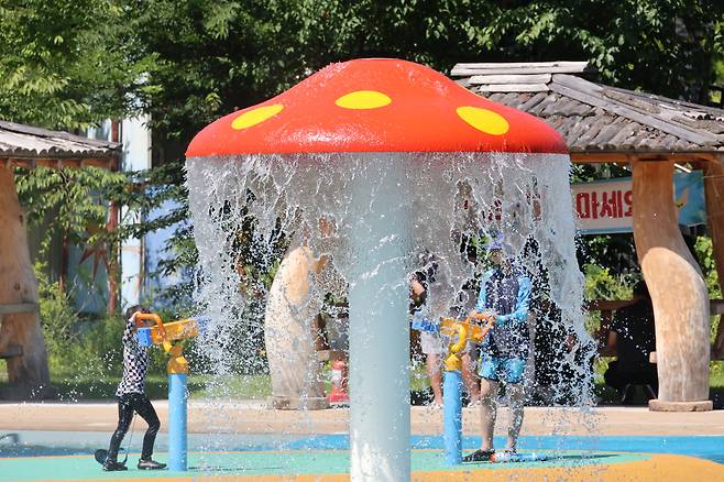 지난 10일 충북 제천시 의림지 수리공원 물놀이장에서 시민들이 물놀이를 즐기고 있다. 연합뉴스