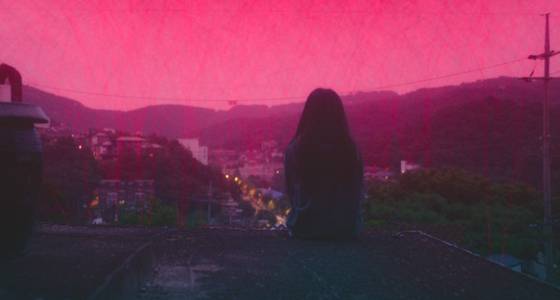 웨이브 오리지널 시리즈 'S라인'은 성적 관계를 맺은 사람들의 머리 위로 빨간 선이 그어진다는 세계관으로 만들어진, 꼬마비 작가의 동명 웹툰을 원작으로 한다. 사진 웨이브