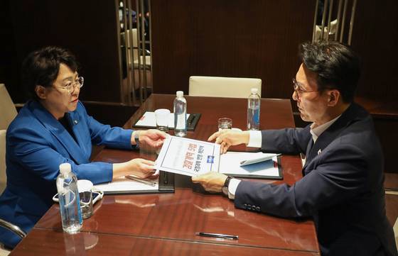 조국혁신당 김선민 대표 권한대행과 김민석 국무총리가 10일 서울 모처에서 회동하고 있다. 김 대표 권한대행은 김민석 총리에게 '검찰개혁 입법 국정과제 반영 제안서'를 전달했다. 연합뉴스