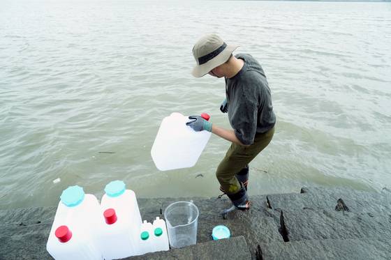 원안위, '북한 우라늄공장 폐수' 조사...강화도 시료 채취. 연합뉴스