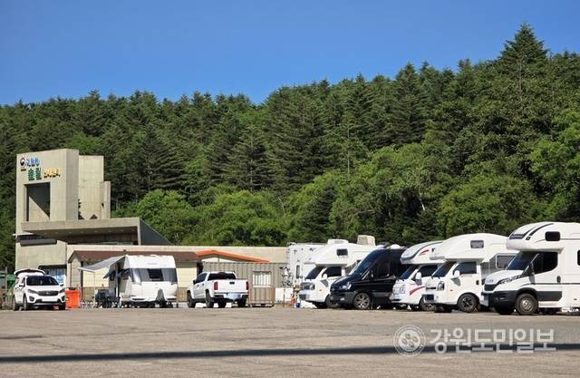 ▲ 12일 낮 대관령마을휴게소 인근 공터에 캠핑카들이 주차돼 있다. 황선우 기자