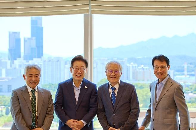 ▲11일 이재명 대통령의 용산 대통령실에서 열린 언론인 오찬. 왼쪽부터 정규재 전 한국경제신문 주필, 이재명 대통령, 조갑제 '조갑제닷컴' 대표, 이규연 대통령실 홍보소통수석 [연합뉴스]