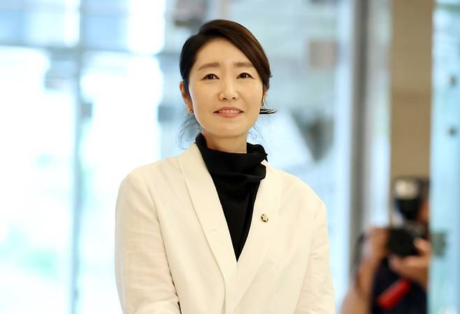 ▲지난달 26일 인사청문회 준비 사무실이 마련된 서울 이마빌딩에 도착하여 취재진 질문에 답하고 있는 강선우 여성가족부 장관 후보자 [연합뉴스]