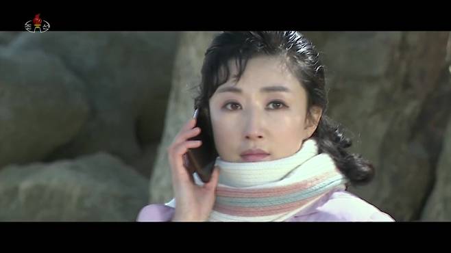 조선중앙TV 드라마 ‘백학벌의 새봄’ 속 경미가 남자친구 영덕의 전화를 받고 있다. [조선중앙TV 캡처]