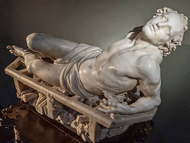 성 라우렌시오의 순교. 라우렌시오는 서기 258년 기독교 신자라는 이유로 로마 황제에게 사형을 선고받는다. 그는 그릴 위에서 서서히 몸이 타들어가는 화형에 처해졌다. 라우렌시오는 "한 쪽은 이제 잘 구워졌으니, 어서 뒤집어서 드시오"라고 농담을 던진 뒤 최후를 맞이했다고 전해진다. 작품에는 그가 고문을 당하면서도 일종의 영적 깨달음을 경험하는 모습이 표현돼 있다. 베르니니 이전 성 라우렌시오의 순교를 제대로 표현한 조각가는 한명도 없었다. 불길을 비롯해 조각으로 만들기 어려운 요소가 많기 때문이다. /우피치미술관