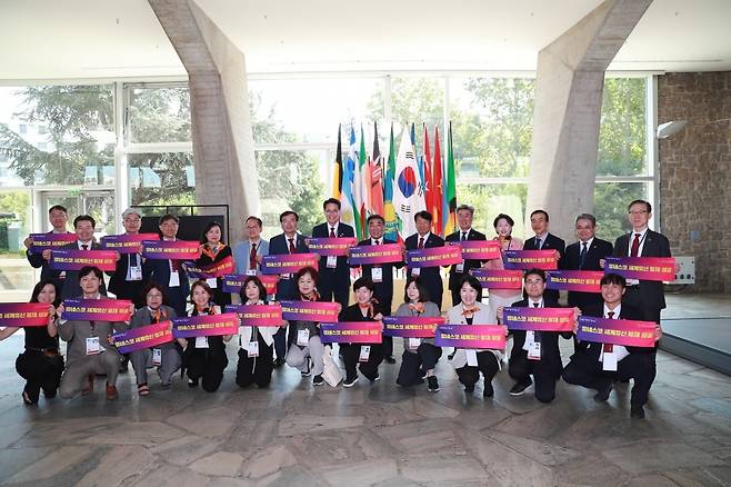 울산시 문화경제사절단이 유네스코 본부 로비에서 김두겸 울산시장, 이순걸 울주군수, 이윤철 울산상공회의소 회장 등과 함께 반구천 암각화 세계유산 등재 확정을 축하하며 기념촬영을 하고 있다. 울산시 제공
