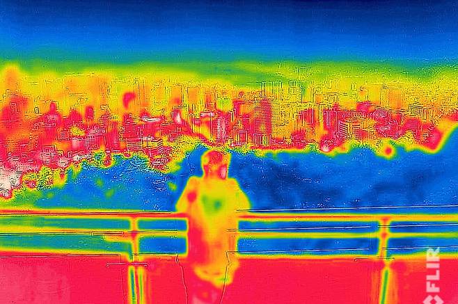 본격적인 더위가 시작된다는 절기 ‘소서’인 7일 서울 남산에서 열화상 카메라로 촬영한 도심 풍경. 온도가 높은 빌딩은 붉게, 온도가 낮은 하늘과 숲은 파랗게 표시됐다. 이날 서울에는 올 첫 폭염경보가 발령됐다. 성동훈 기자