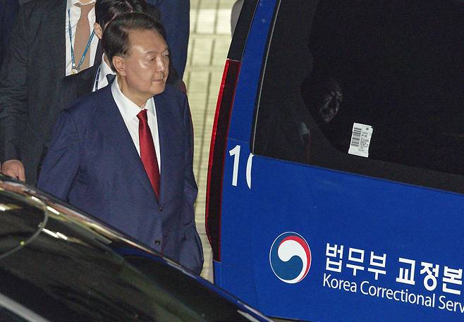 윤석열 전 대통령이 9일 서울 서초구 서울중앙지방법원에서 구속 전 피의자 심문(영장실질심사)을 마친 후 대기 장소인 서울구치소로 이동하기 위해 법무부 차량에 탑승하고 있다. 문재원 기자