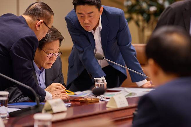 이재명 대통령이 10일 용산 대통령실 청사에서 새 정부 출범 후 처음으로 국가안전보장회의(NSC) 전체회의를 주재하고 있다. 왼쪽은  위성락 국가안보실장, 오른쪽은 강훈식 대통령비서실장. 대통령실 제공