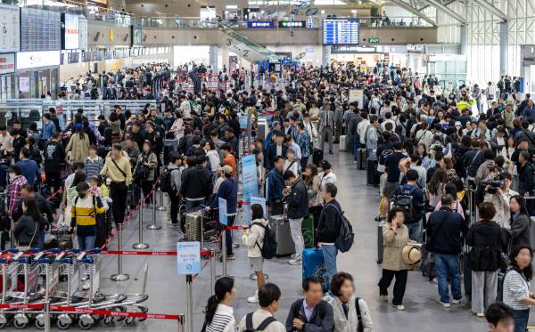 지난 5월 1일 김해공항 국제선청사에서 탑승 수속을 기다리는 여행객들. 국제신문DB