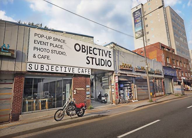 Subjective Cafe is tucked in between factories in the northern part of Seongsu. [PARK SANG-MOON]