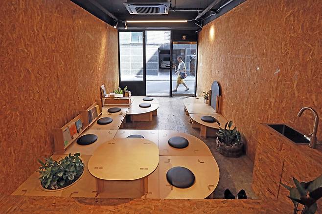 Inside Domansa which is styled as a sarangbang, where locals gather to mingle and read books [PARK SANG-MOON]