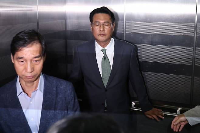 윤석열정부 외교라인 핵심 인사인 김태효 전 국가안보실 1차장이 11일 피의자 신분으로 조사를 받기 위해 서울 서초구 순직해병 특검팀 사무실로 향하고 있다. 연합뉴스