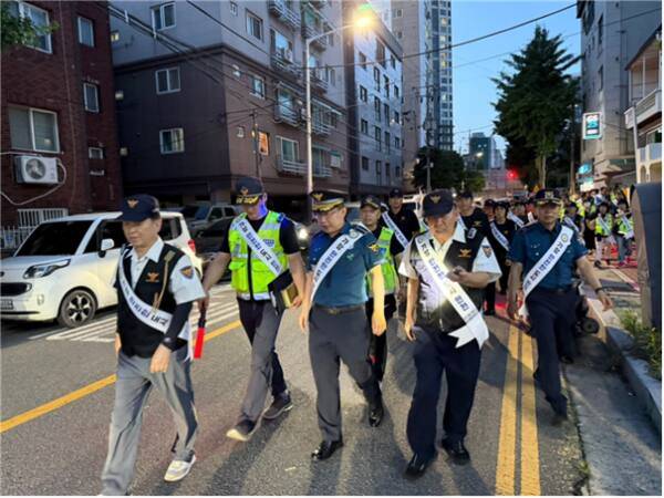 인천 미추홀경찰서가 지역을 돌아다니며 맞춤형 치안 활동을 벌이고 있다. 박귀빈 기자