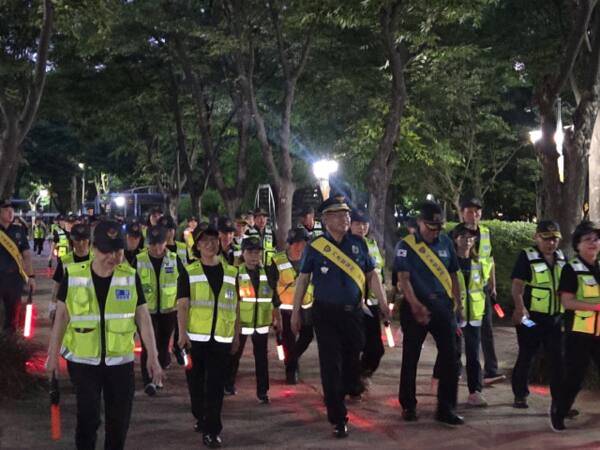 인천 미추홀경찰서가 지역을 돌아다니며 맞춤형 치안 활동을 벌이고 있다. 박귀빈기자