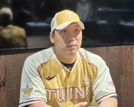 인터뷰하는 김현수. 사진[연합뉴스]