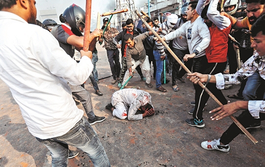 지난 2020년 인도 뉴델리에서 열린 시민권법 개정안 반대 시위에 참가한 무슬림 청년이 힌두교도 남성들에 둘러싸여 집단 폭행을 당하고 있다. [로이터 = 연합뉴스]