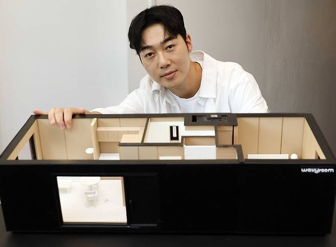 홍윤택 스페이스웨이비 대표가 서울 강남구에 있는 본사에서 직접 개발한 모듈러 주택 모형을 설명하고 있다. <김호영 기자>