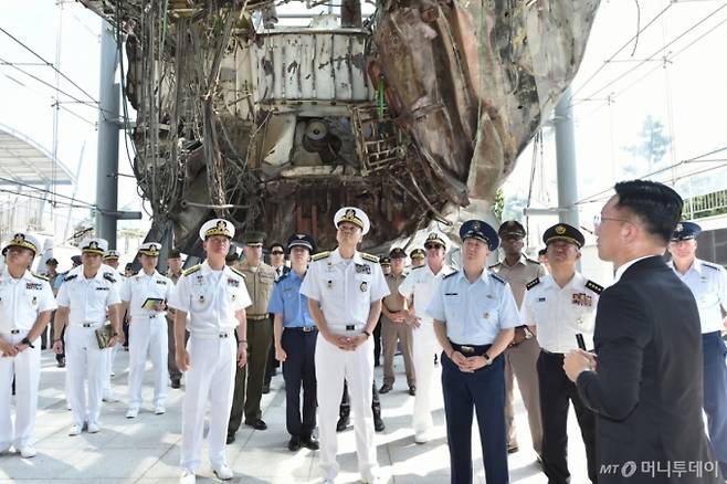 김명수 합동참모본부 의장, 댄 케인 미 합참 의장, 요시다 요시히데 일본 통합막료장 등이 11일 25년 한미일 합참의장 회의 종료 후 경기 평택시 해군2함대사령부를 방문해 천안함 선체에 대한 설명을 듣고 있다. / 사진=합동참모본부