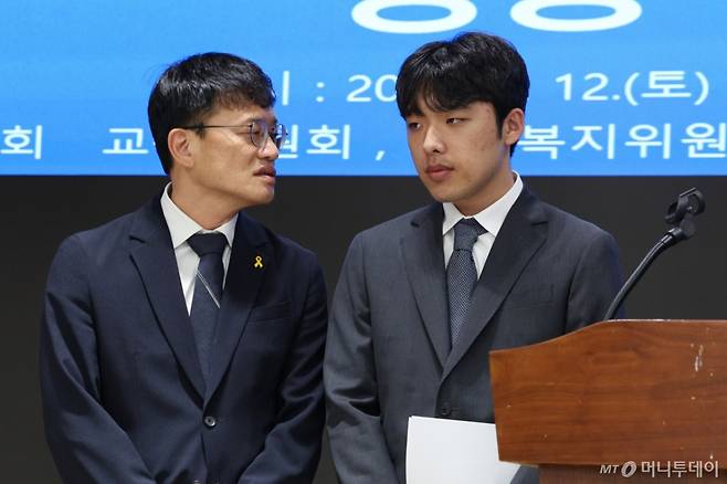 (서울=뉴스1) 신웅수 기자 = 박주민 국회 보건복지위원장(왼쪽)과 이선우 대한의과대학·의학전문대학원학생회 비상대책위원장이 12일 오후 서울 용산구 대한의사협회에서 의과대학 교육 정상화를 위한 공동 성명서 발표에서 대화하고 있다.   윤석열 정부의 의과대학 정원 확대 추진 등 의료 개혁 정책에 반발해 학교를 떠났던 의대생들이 전원 복귀하겠다는 뜻을 밝혔고 국회는 의대 교육의 정상화를 적극 지원하겠다고 약속했다. 2025.7.12/뉴스1  Copyright (C) 뉴스1. All rights reserved. 무단 전재 및 재배포,  AI학습 이용 금지. /사진=(서울=뉴스1) 신웅수 기자