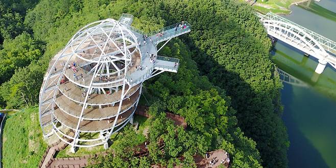만양의 비경을 한눈에 감상할 수 있는 만천하스카이워크. /사진=단양관광공사