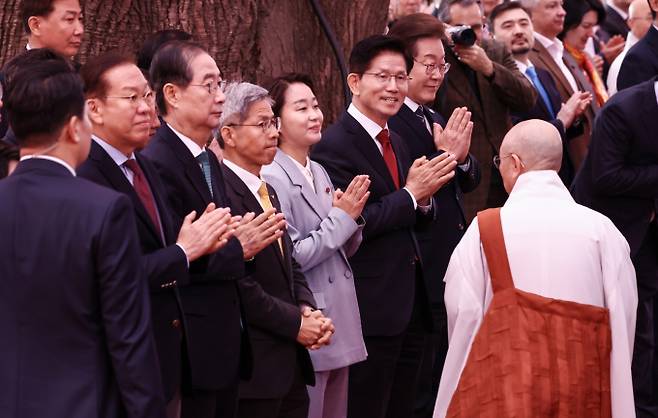 정희씨는 "치매를 비롯한 노인성 질환은 이제 노년기 개인의 문제가 아니라 우리 사회 전체가 함께 직면할 문제"라며 다음 정부는 '돌봄을 함께 짊어지는 사회'를 만들어주길 바란다고 말했다. 사진은 이재명 더불어민주당 대통령 후보(오른쪽부터)와 김문수 국민의힘 대통령 후보, 한덕수 무소속 대통령 선거 예비 후보(왼쪽 세번째)가 지난 5일 오전 서울 종로구 조계사에서 열린 불기 2569년 부처님오신날 봉축법요식에 참석해 합장하는 모습. /사진=뉴스1