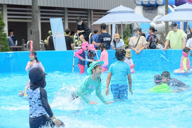지난해 여름철 개장한 ‘서서울호수공원 물놀이장’에서 물놀이를 즐기는 어린이들. 양천구청 제공