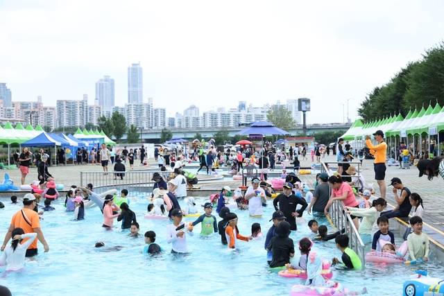 지난 5일 구로구 안양천 물놀이장에서 주민들이 물놀이를 즐기고 있다. 구로구청 제공
