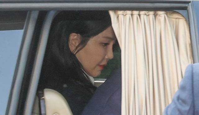 윤석열 전 대통령의 부인인 김건희 여사가 지난 4월 11일 오후 서울 용산구 한남동 대통령 관저를 떠나고 있다. 뉴시스