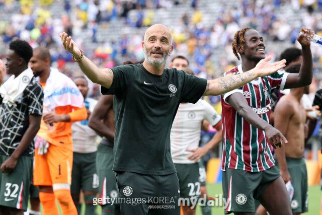 첼시 마레스카 감독(가운데)이 플루미넨시와 4강전 승리 후 기뻐하고 있다. /게티이미지코리아