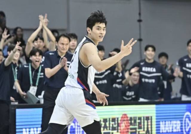 유기상이 11일 일본과 평가전에서 3점포를 터뜨린 후 세리머니하고 있다. /대한민국농구협회 제공