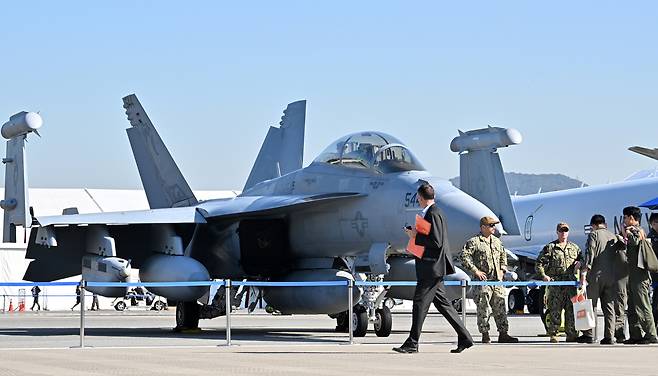 2023년 10월 17일 경기도 성남시 서울공항에서 열린 항공우주·방위산업 전시회 ‘서울 ADEX 2023’에서 관람객들이 미 공군 전자전기 EA-18G 그라울러를 살펴보고 있다. [헤럴드경제 DB]