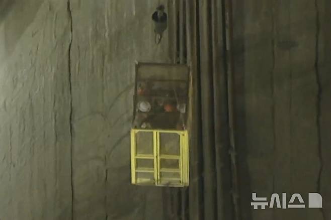 [로스앤젤레스=AP/뉴시스] KABC/ABC7 로스앤젤레스가 제공한 영상 사진에 9일(현지 시간) 미 캘리포니아주 로스앤젤레스 윌밍턴에서 공사 중이던 산업용 터널이 붕괴해 긴급 구조대가 고립됐던 근로자들을 구조하고 있다. 현지 언론에 따르면 이 사고로 지하에서 작업 중이던 근로자 31명이 고립됐다가 모두 구조됐다. LA 소방국(LAFD)은 출입구에서 약 9.6㎞ 떨어진 지점에서 사고가 발생했으며, 구조대가 크레인과 구조 케이지를 이용해 순차적으로 작업자들을 끌어올렸다고 밝혔다. 2025.07.10.