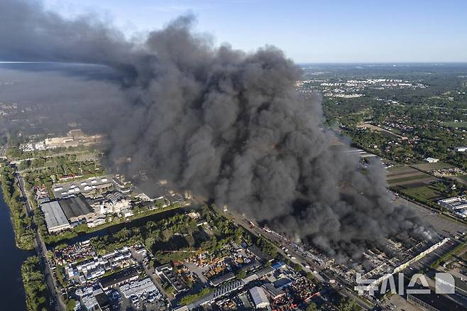 [바르샤바=AP/뉴시스] 러시아가 폴란드와 국경을 맞댄 월경지(본토와 떨어져 있는 영토) 칼리닌그라드 소재 폴란드 총영사관을 11일(현지 시간) 폐쇄했다. 폴란드가 지난해 5월 발생한 바르샤바 대형 쇼핑센터 화재 사건 배후로 러시아를 지목한 데 대한 반발 조치다. (사진=뉴시스DB) 2025.07.12.