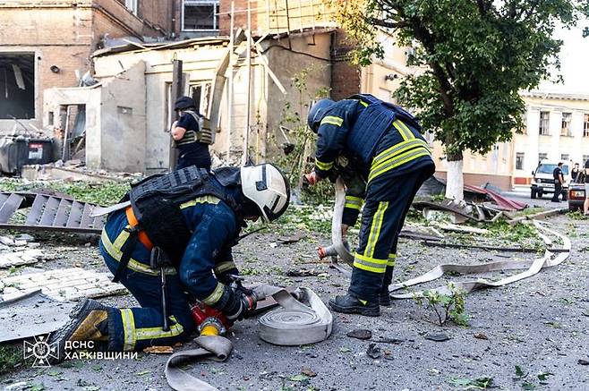 [서울=뉴시스] 우크라이나 제2 도시 하르키우에서 11일(현지 시간) 구조대원들이 러시아 공격 피해 현장을 수습하고 있다. (사진=볼로디미르 젤렌스키 우크라이나 대통령 X 갈무리) 2025.07.12. *재판매 및 DB 금지
