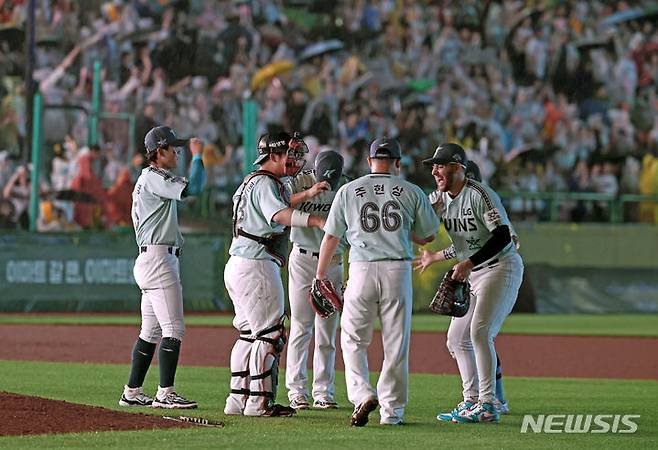[인천=뉴시스] 김금보 기자 = 6일 오후 인천 SSG 랜더스필드에서 열린 2024 KBO 올스타전 나눔 올스타와 드림 올스타의 경기, 4-2로 승리한 나눔 선수들이 기뻐하고 있다. 2024.07.06. kgb@newsis.com