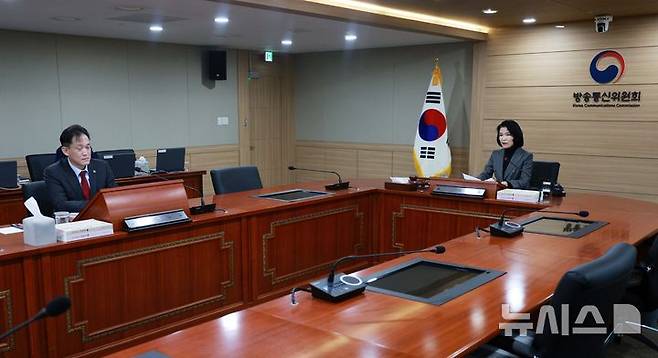 [과천=뉴시스] 고범준 기자 = 이진숙 방송통신위원회 위원장이 28일 경기도 정부과천청사 내 방송통신위원회에서 열린 전체회의에서 모두발언을 하고 있다. 왼쪽은 김태규 방송통신위원회 부위원장. 2025.02.28. bjko@newsis.com