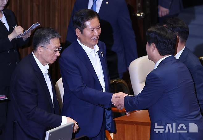 [서울=뉴시스] 김금보 기자 = 정청래 더불어민주당 당대표 후보가 10일 오후 서울 여의도 국회에서 열린 제427회국회(임시회) 제1차 본회의에서 의원들과 인사를 나누고 있다. 025.07.10. kgb@newsis.com